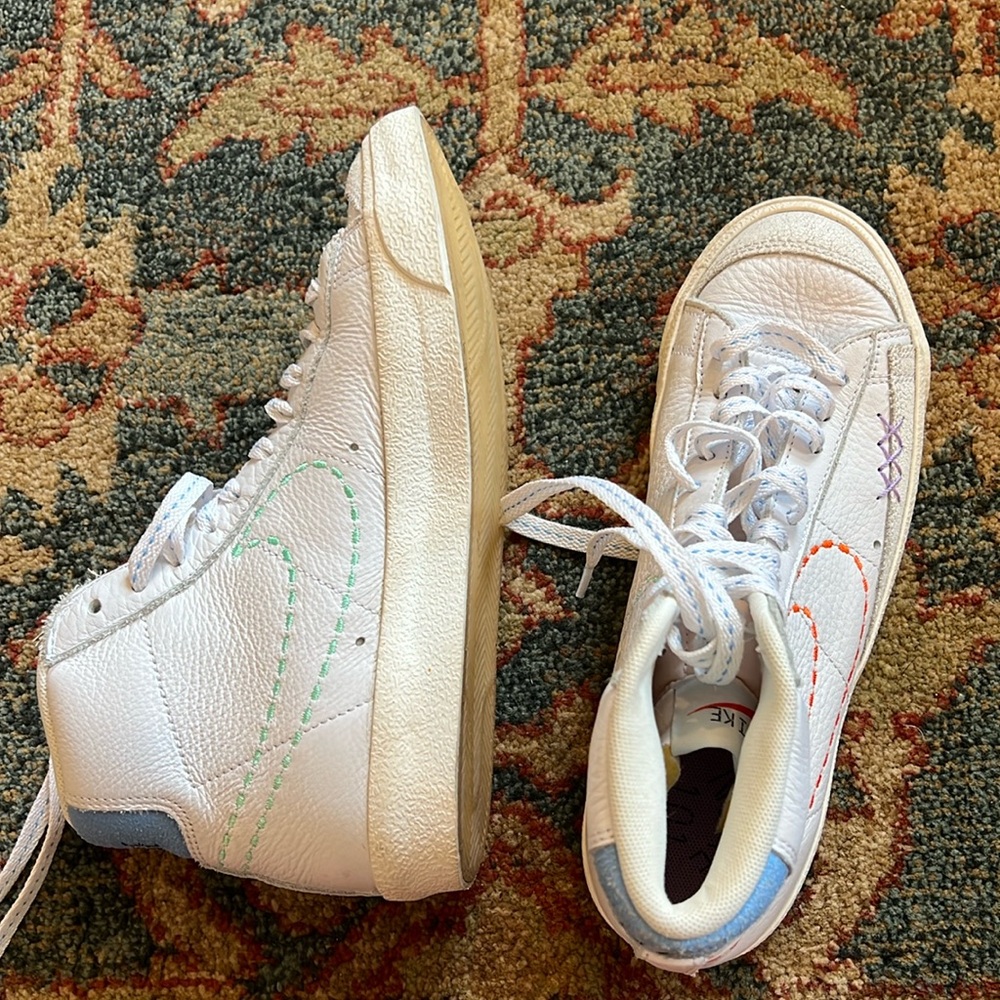 Like New Authentic Women’s Nike Mid 77 Blazers